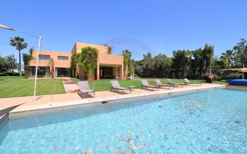 https://www.marrakech-immobilier.eu/nos-biens/marrakech-vente-villa-1ere-ligne-golf/