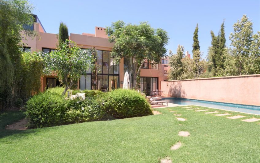 https://www.marrakech-immobilier.eu/nos-biens/marrakech-immobilier-vente-villa-golf-piscine-moderne/